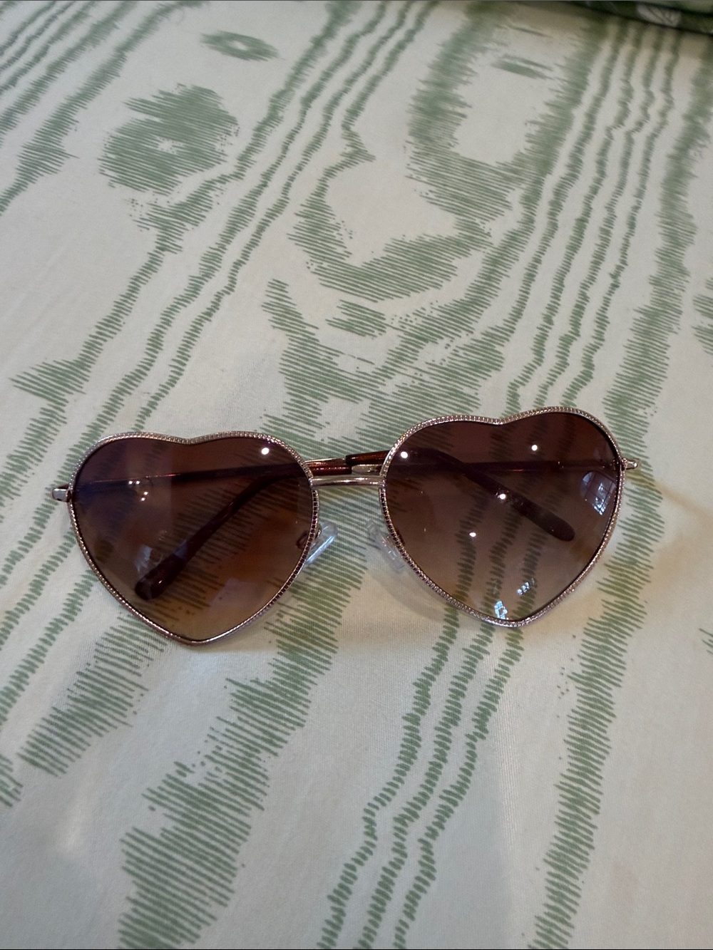 Heart-Shaped Women's Sunglasses - Pink Gradient Lenses